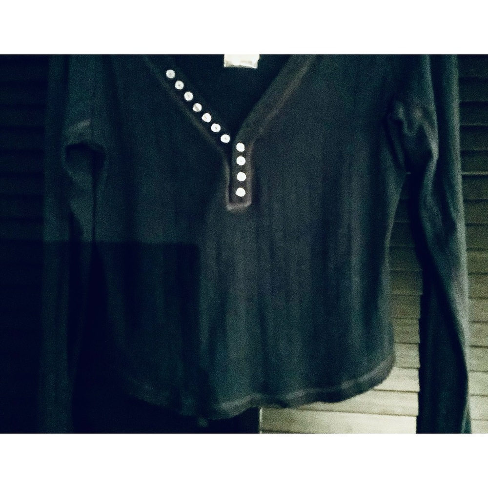 New Free People knit long sleeves shirt with a button adorned neckline.